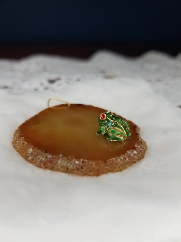 Agate Slice Pendant with Small Cloisonne Frog