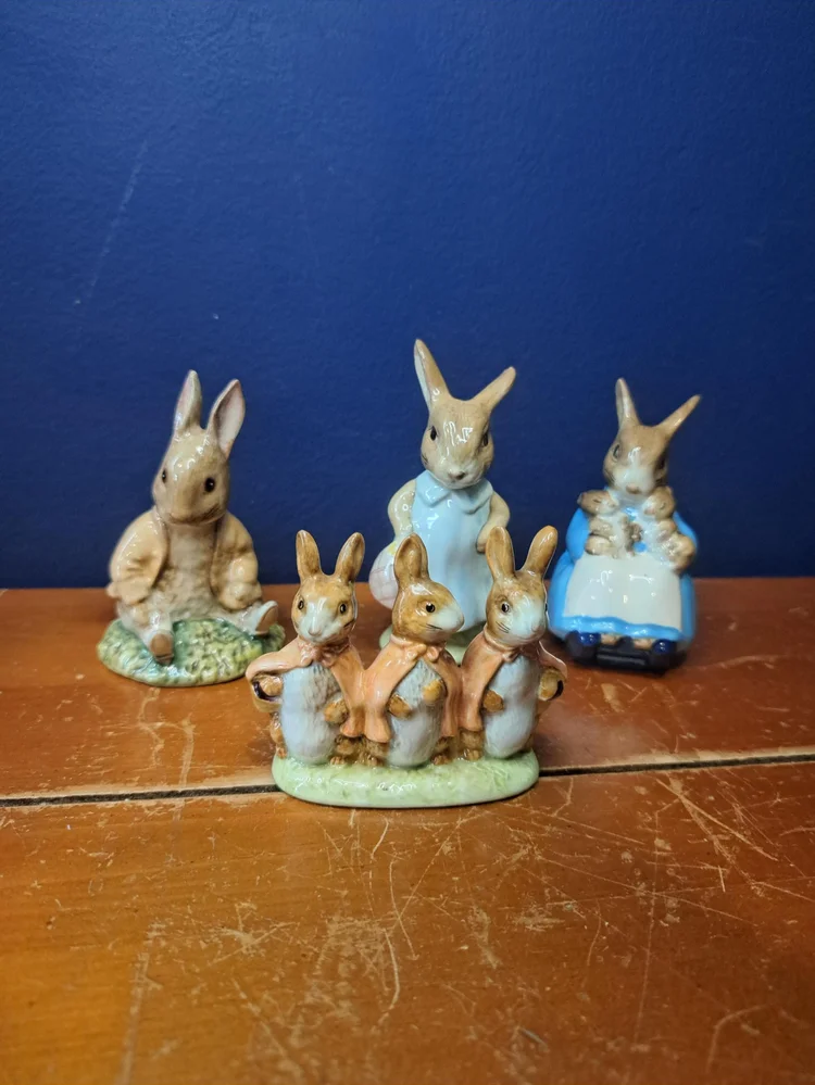 Beatrix Potter's Flopsy, Mopsy and Cotton-Tail, Benjamin Bunny, Mrs Flopsy Bunny and Mrs Rabbit, F. Warne and Co, Petter Rabbit Figurines