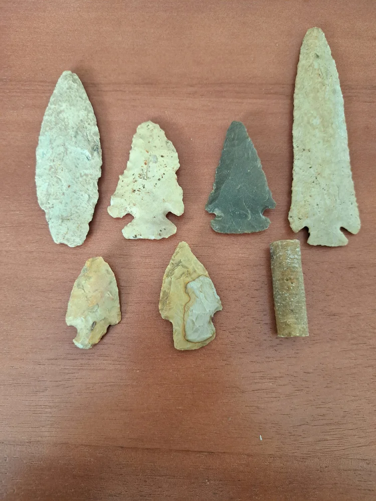 Amazing Set of Six Prehistoric Arrowheads, Collection of Six Pre European People Stone Arrowheads from North America, with Crinoid Stem